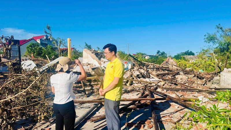 Đại diện Quỹ Thiện Tâm chia sẻ với bà con Ninh Bình sau mất mát, thiệt hại của cơn bão số 10. Nguồn: Vingroup.