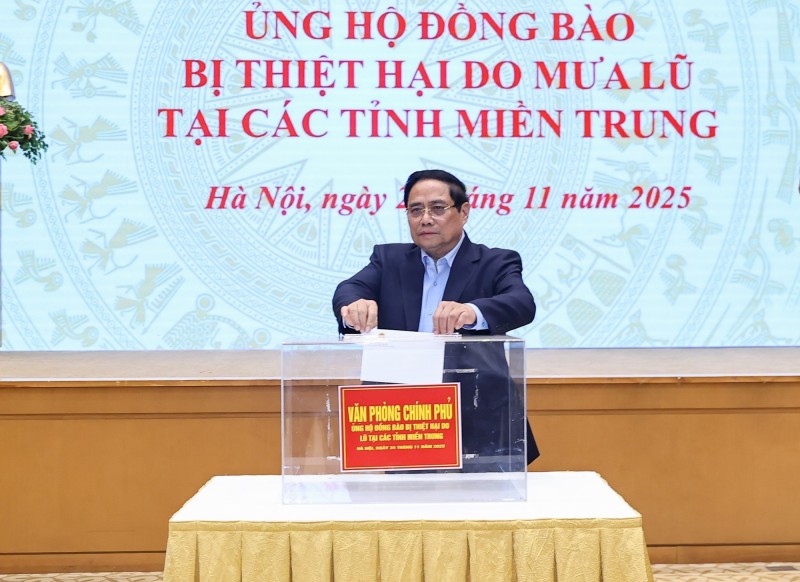 Thủ tướng Chính phủ Phạm Minh Chính ủng hộ đồng bào - Ảnh: VGP.