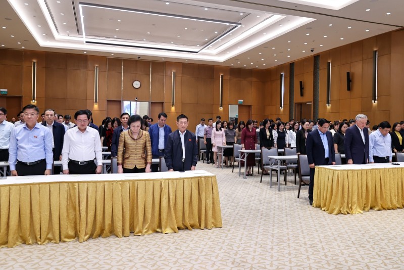 Thủ tướng Phạm Minh Chính, các đồng chí lãnh đạo Chính phủ, Đảng ủy Chính phủ, tập thể lãnh đạo, cán bộ, công chức, viên chức, người lao động Văn phòng Chính phủ, cơ quan giúp việc Đảng ủy Chính phủ dành một phút mặc niệm các nạn nhân bị thiệt mạng trong mưa lũ tại miền Trung - Ảnh: VGP