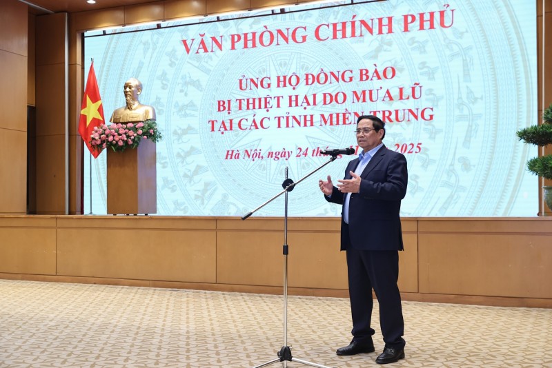 Thủ tướng Phạm Minh Chính phát động phong trào ủng hộ ít nhất mỗi người một ngày lương giúp đỡ đồng bào bị ảnh hưởng, thiệt hại bởi thiên tai - Ảnh: VGP