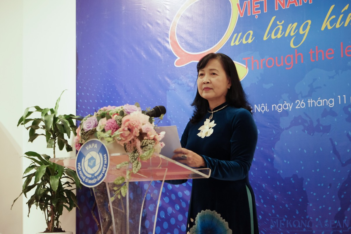 Chủ tịch Hội Nghệ sĩ Nhiếp ảnh Việt Nam Trần Thị Thu Đông phát biểu tại lễ khai mạc ngày 26/11. Ảnh: Tùng Dương/Mekong ASEAN