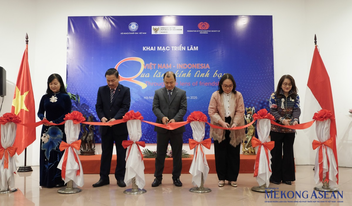 Các quan chức cắt băng khai mạc triển lãm. Ảnh: Tùng Dương/Mekong ASEAN