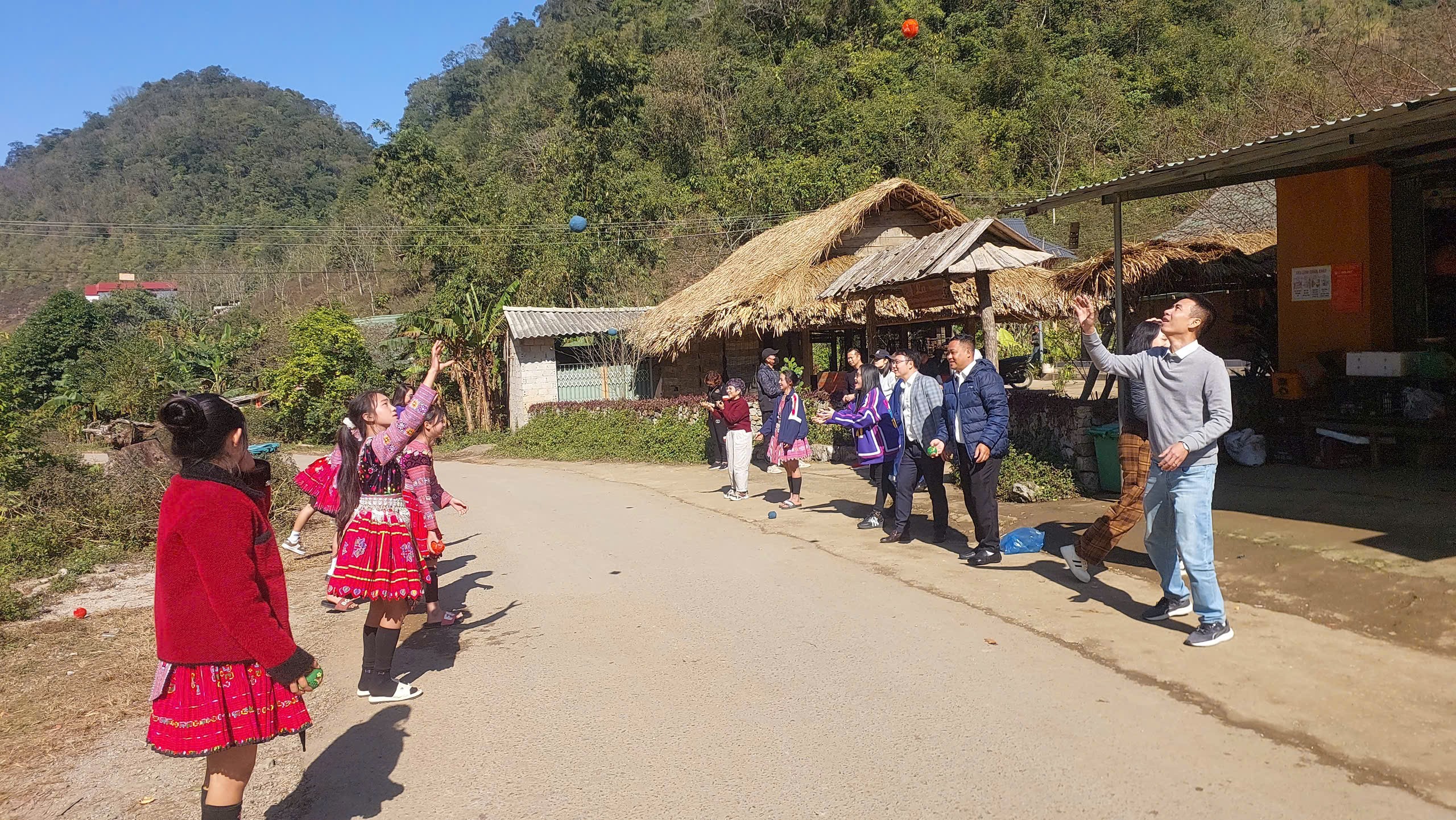 Khách du lịch đến với xã Pà Cò. Ảnh: Giàng A La.