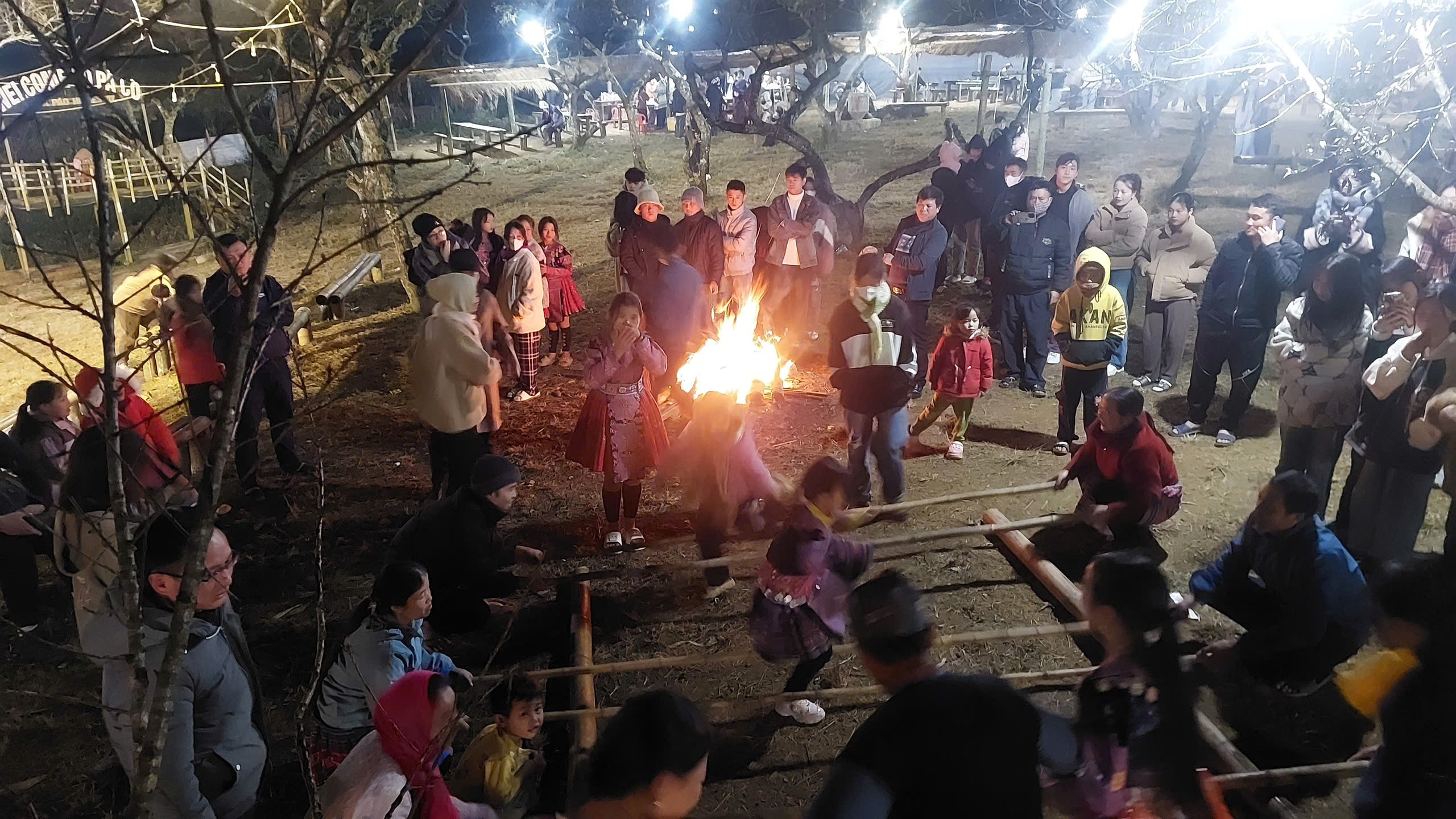 Du khách tham gia chợ đêm Pà Cò. Ảnh: Giàng A La.