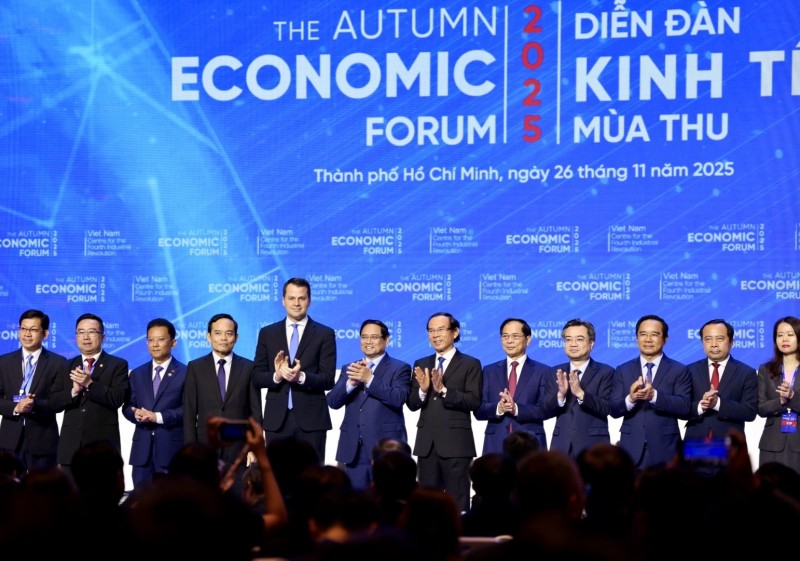 Các đại biểu chụp hình lưu niệm Khai mạc Diễn đàn Kinh tế mùa Thu năm 2025