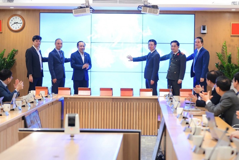 Các đại biểu thực hiện nghi thức bấm nút khai trương Hệ thống.