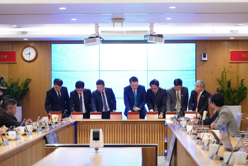 Các đại biểu thực hiện nghi thức ký hợp đồng điện tử giao nhiệm vụ các đề tài nghiên cứu cơ bản và nghiên cứu ứng dụng đã được phê duyệt.