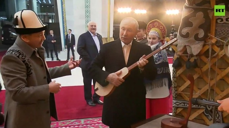 Tổng thống Putin chơi thử đàn truyền thống của Kyrgyzstan