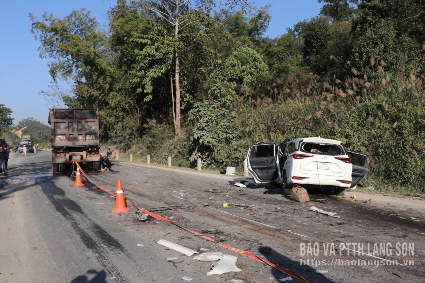 Thủ tướng yêu cầu xử nghiêm vụ tai nạn giao thông nghiêm trọng tại Lạng Sơn