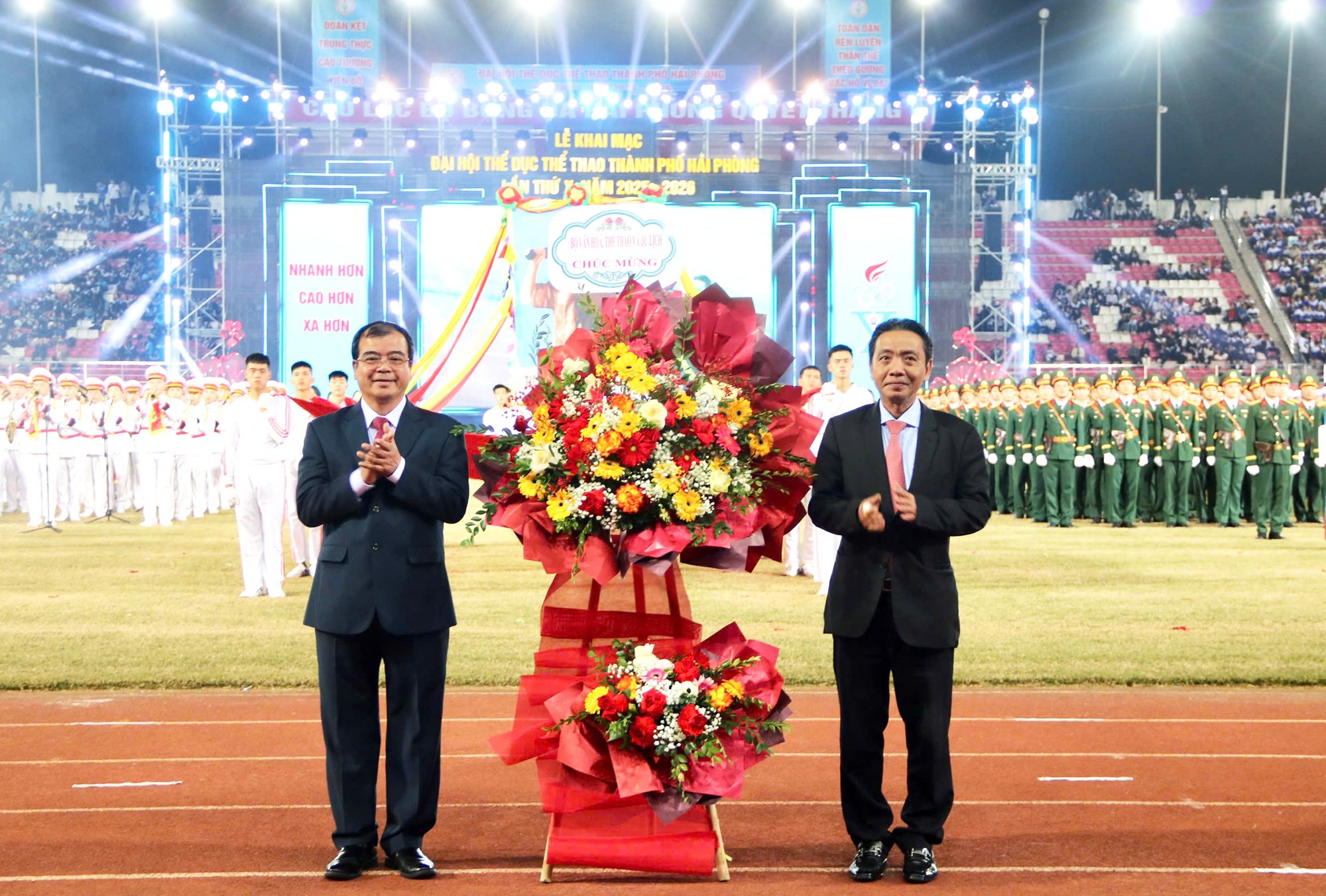 Ông Hoàng Đạo Cương, Thứ trưởng Bộ Văn hóa, Thể thao và Du lịch tặng hoa chúc mừng đại hội. Ảnh: Đàm Thanh. Ông Hoàng Đạo Cương, Thứ trưởng Bộ Văn hóa, Thể thao và Du lịch tặng hoa chúc mừng đại hội. Ảnh: Đàm Thanh.