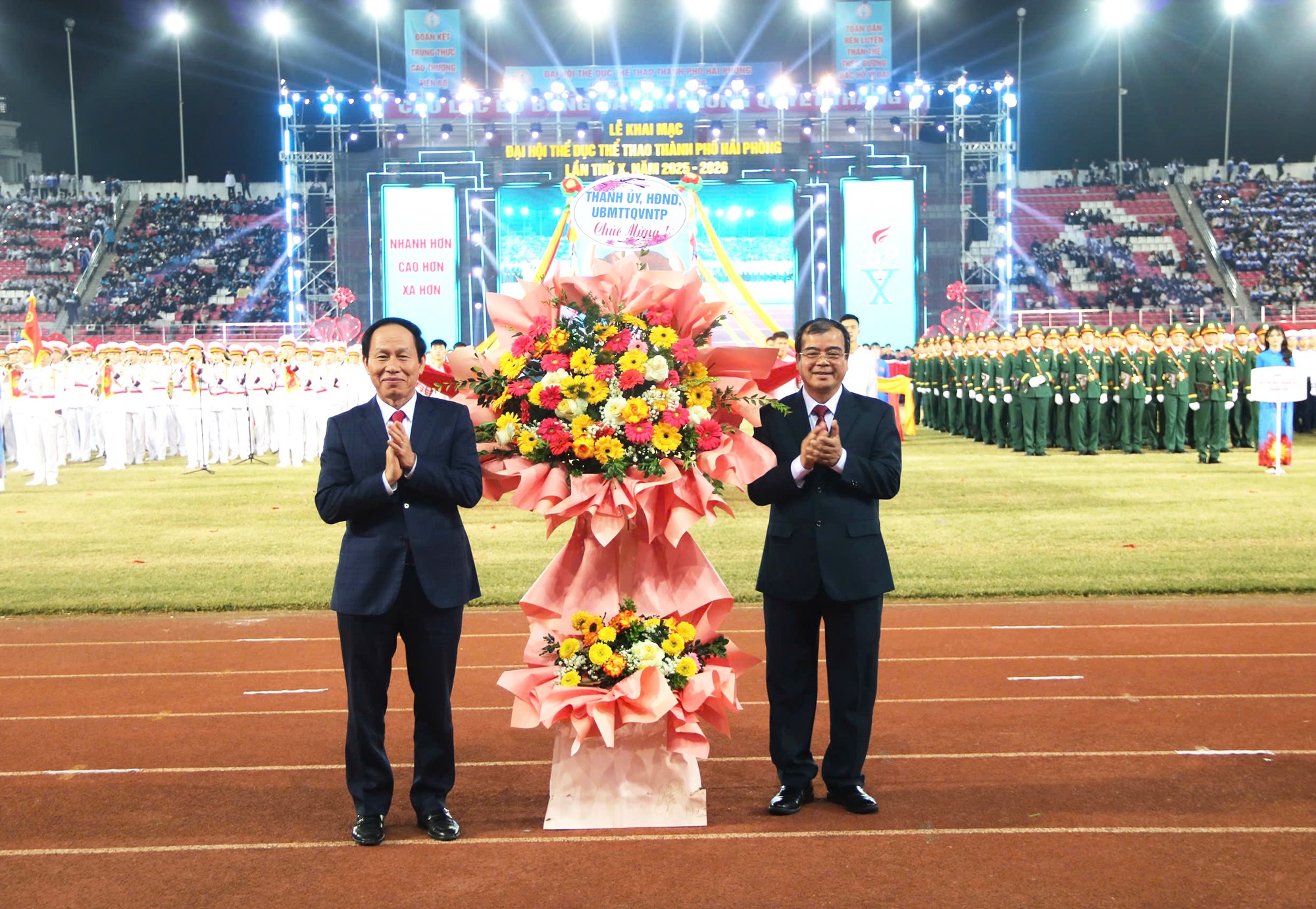 Ông Lê Tiến Châu, Bí thư Thành ủy, Trưởng Đoàn đại biểu Quốc hội thành phố Hải Phòng tặng hoa chúc mừng đại hội. Ảnh: Đàm Thanh. Ông Lê Tiến Châu, Bí thư Thành ủy, Trưởng Đoàn đại biểu Quốc hội thành phố Hải Phòng tặng hoa chúc mừng đại hội. Ảnh: Đàm Thanh.