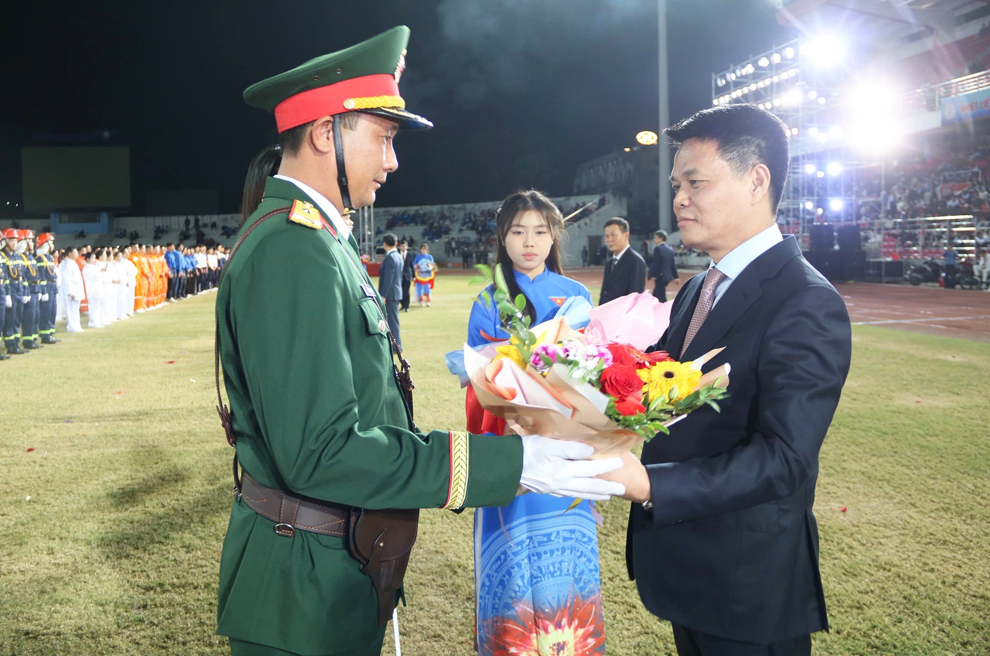 Ông Lê Ngọc Châu, Chủ tịch UBND thành phố Hải Phòng tặng cờ, hoa động viên các đoàn dự lễ khai mạc. Ảnh: Đàm Thanh. Ông Lê Ngọc Châu, Chủ tịch UBND thành phố Hải Phòng tặng cờ, hoa động viên các đoàn dự lễ khai mạc. Ảnh: Đàm Thanh.