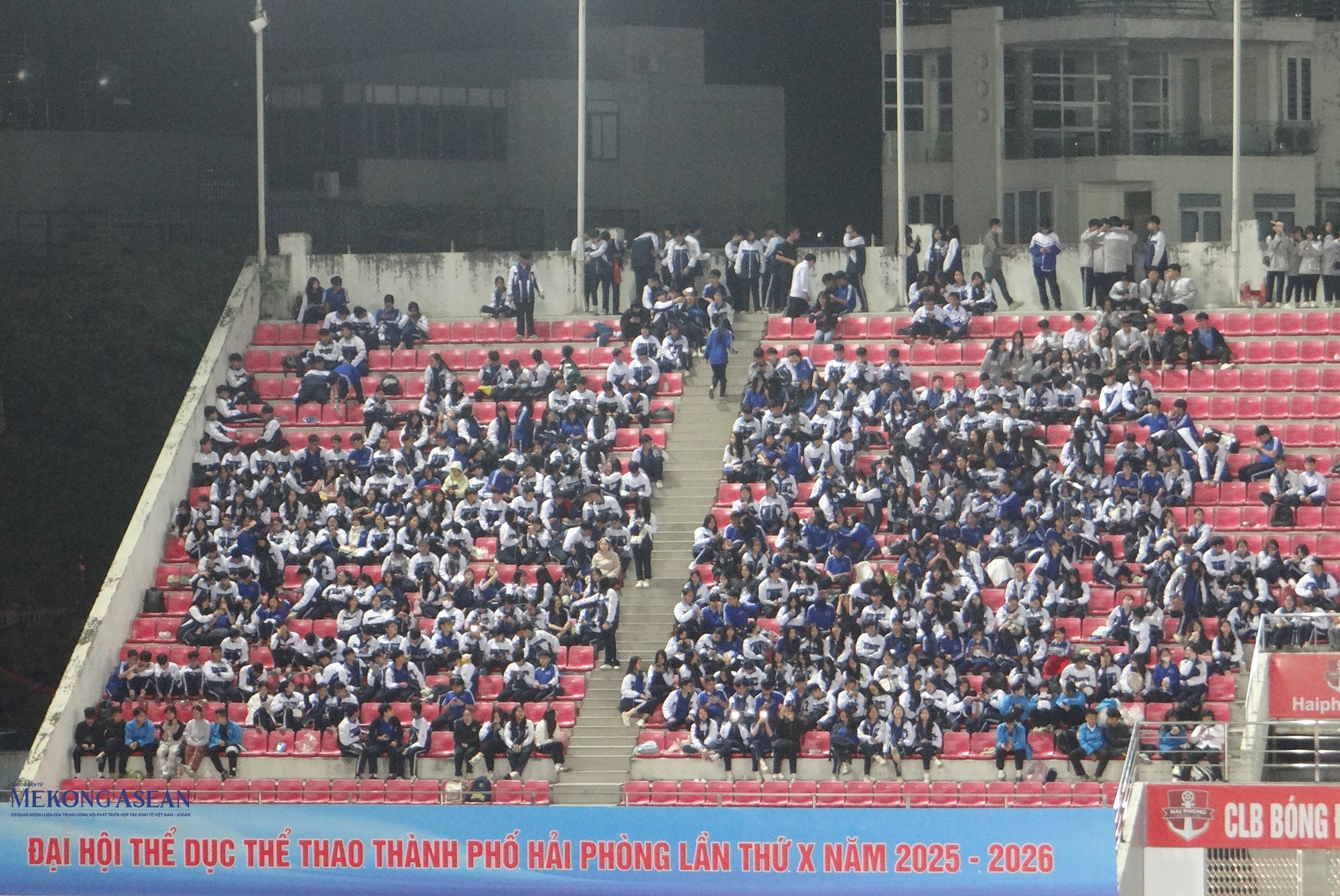 Đông đảo người dân và du khác tham dự lễ khai mạc đại hội. Ảnh: Phùng Nguyện/Mekong ASEAN. Đông đảo người dân và du khác tham dự lễ khai mạc đại hội. Ảnh: Phùng Nguyện/Mekong ASEAN.