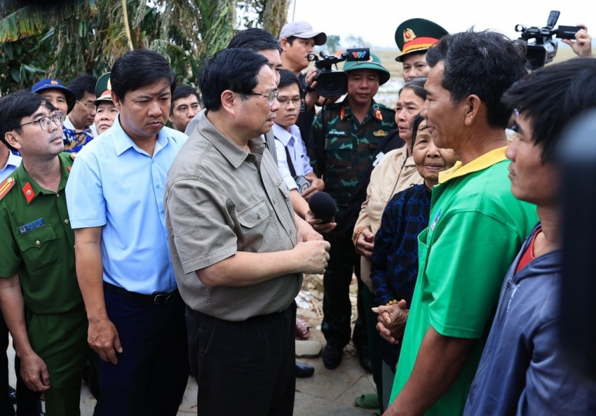 Thủ tướng thăm vùng 'rốn lũ' ở Đắk Lắk, động viên bà con nhân dân