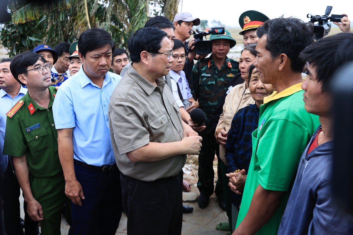 Thủ tướng thăm vùng 'rốn lũ' ở Đắk Lắk, động viên bà con nhân dân