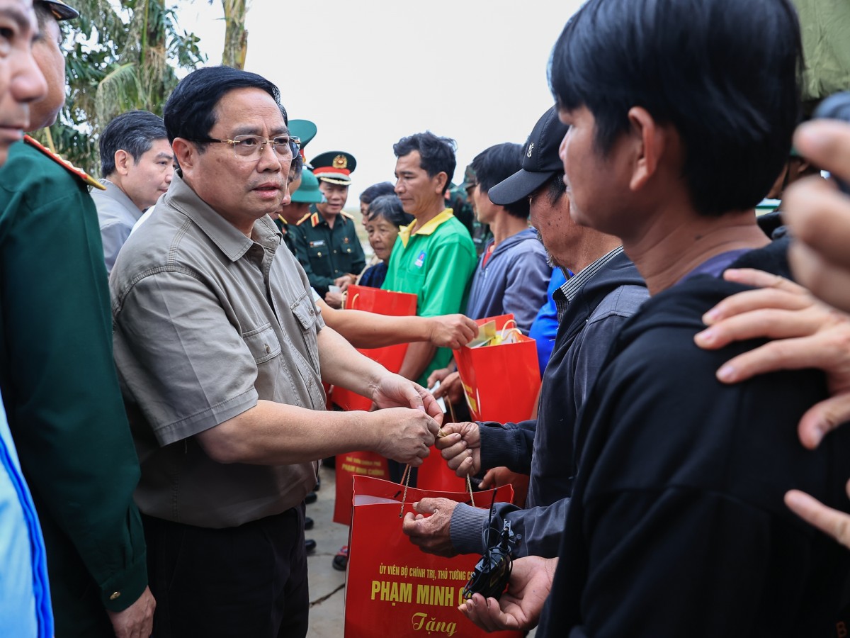 Thủ tướng thăm vùng 'rốn lũ' ở Đắk Lắk, động viên bà con nhân dân