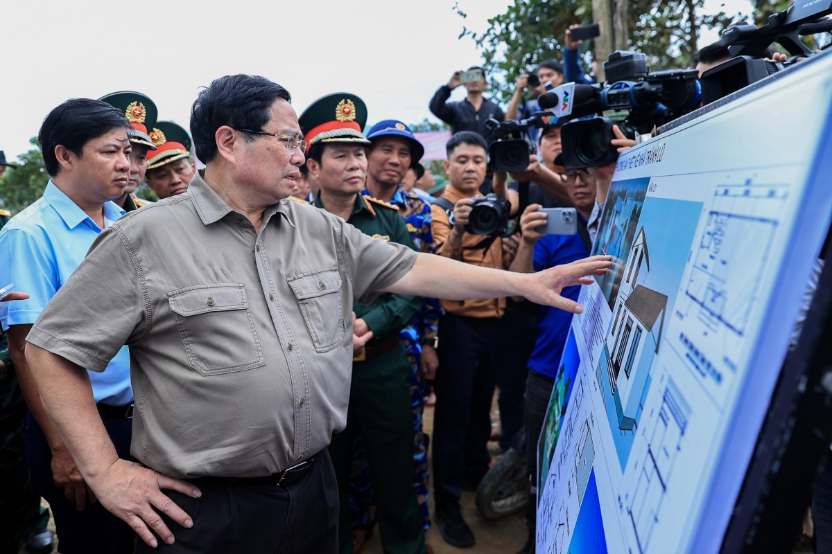 Thủ tướng thăm vùng rốn lũ ở Đắk Lắk, động viên bà con nhân dân