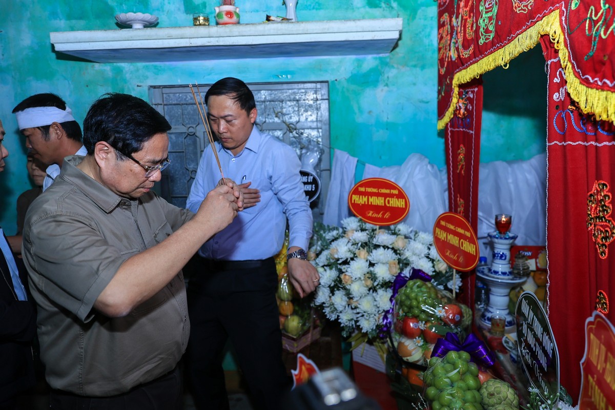 Thủ tướng thăm vùng rốn lũ ở Đắk Lắk, động viên bà con nhân dân