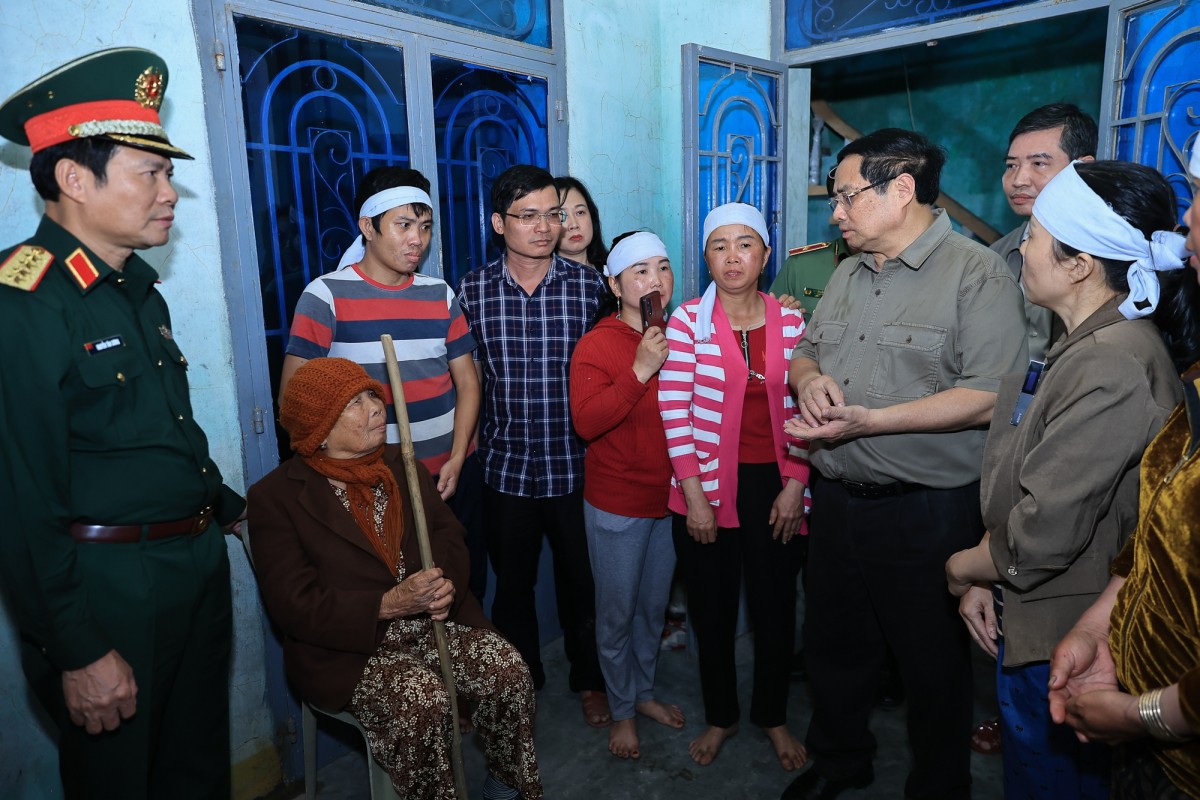 Thủ tướng thăm vùng rốn lũ ở Đắk Lắk, động viên bà con nhân dân