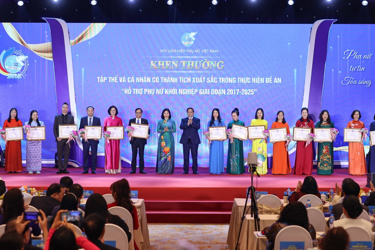 Thủ tướng trao bằng khen cho tập thể và cá nhân có thành tích xuất sắc trong thực hiện Đề án. Ảnh: VGP.