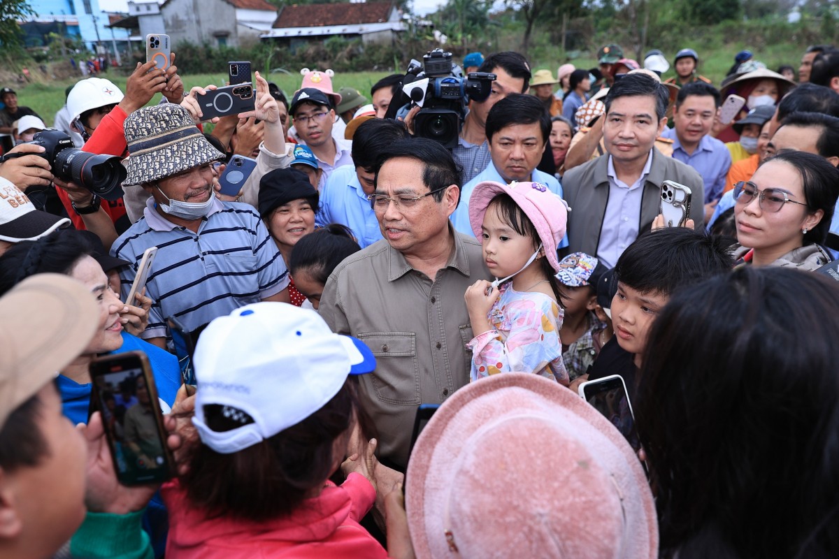 Thủ tướng Phạm Minh Chính với bà con nhân dân thôn Phú Thứ, xã Tây Hòa