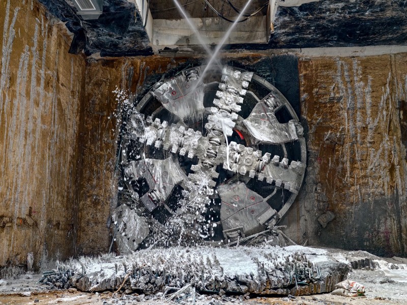 Máy đào hầm tàu điện ngầm đầu tiên cán đích Ga Hà Nội