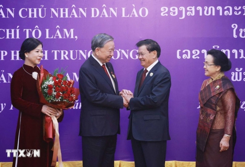 Tổng Bí thư Tô Lâm nhận Huân chương Vàng quốc gia của Lào