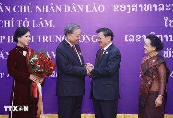 Tổng Bí thư Tô Lâm nhận Huân chương Vàng quốc gia của Lào