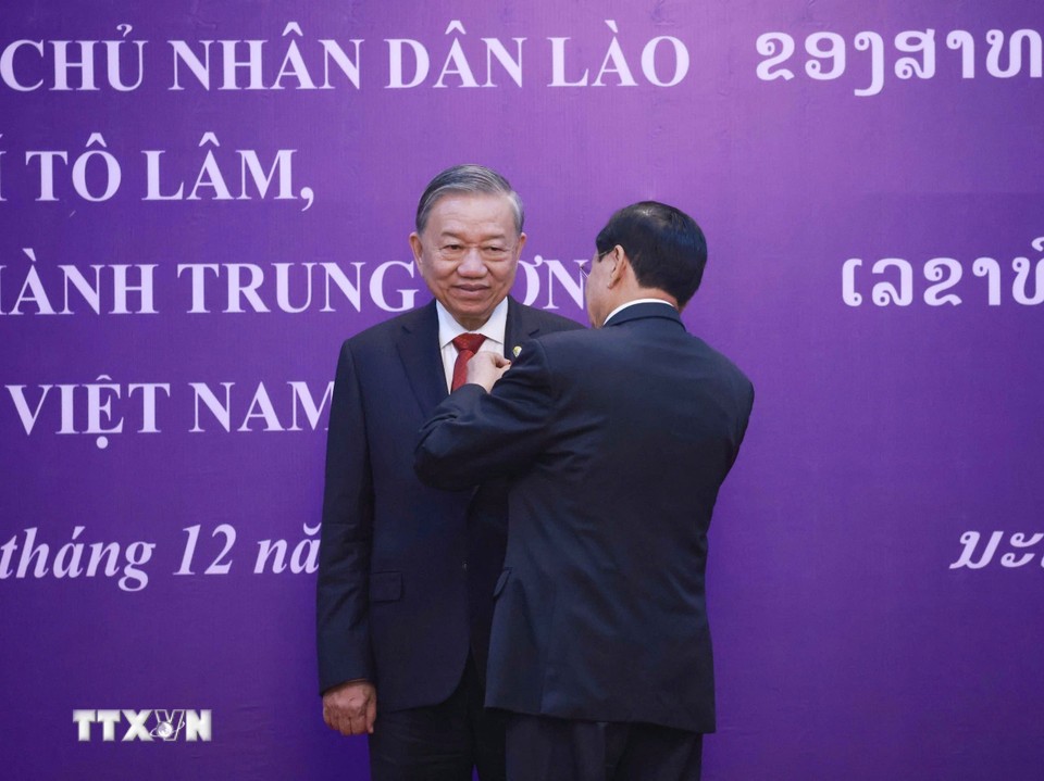Tổng Bí thư Tô Lâm nhận Huân chương Vàng quốc gia của Lào
