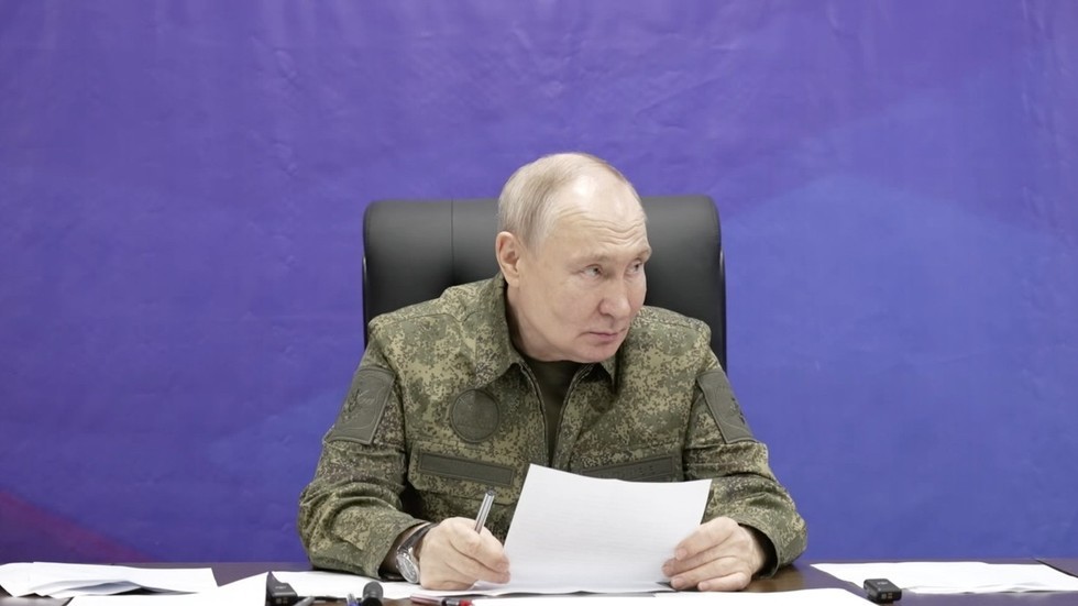 Quân đội Nga tuyên bố kiểm soát thành trì Pokrovsk và Vovchansk của Ukraine