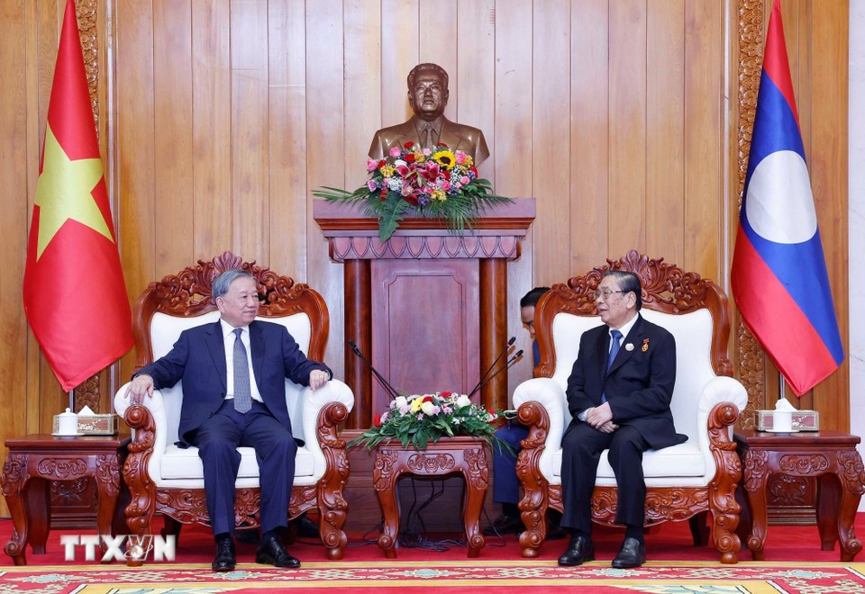 Tổng Bí thư Tô Lâm gặp nguyên Tổng Bí thư, nguyên Chủ tịch nước Lào Choummaly Sayasone. Ảnh: TTXVN.