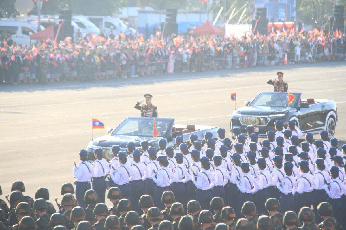 Xe điện Việt Nam nổi bật tại lễ diễu binh, diễu hành kỷ niệm Quốc khánh Lào