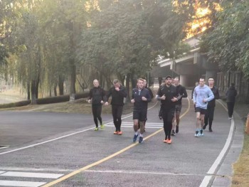 Tổng thống Pháp chạy bộ ở công viên trong chuyến thăm Trung Quốc