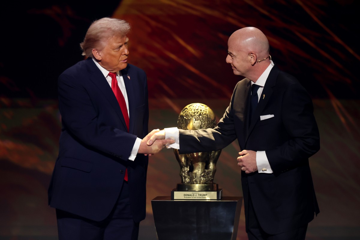 Tổng thống Mỹ Donald Trump nhận Giải FIFA Hòa bình 2025 từ Chủ tịch FIFA Gianni Infantino ngày 5/12. Ảnh: FIFA