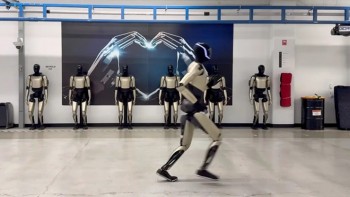 Robot hình người Optimus gây chú ý vì dáng chạy tự nhiên