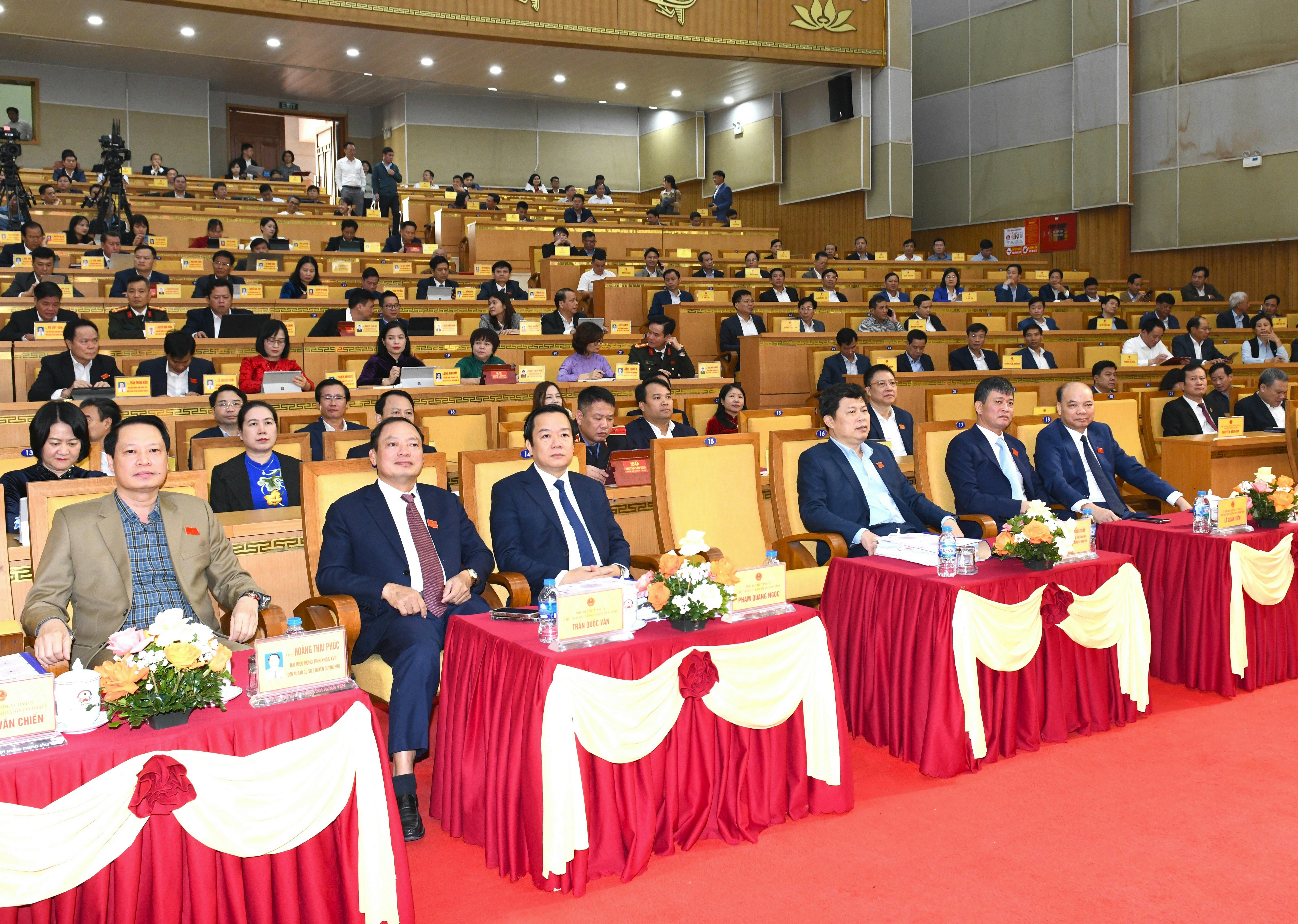 Lãnh đạo tỉnh Hưng Yên và các đại biểu dự kỳ họp. Ảnh Tất Đạt.