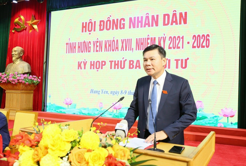 Ông Nguyễn Lê Huy, Phó Chủ tịch Thường trực UBND tỉnh Hưng Yên trình bày báo cáo tình hình thực hiện kế hoạch phát triển kinh tế - xã hội năm 2025; mục tiêu, nhiệm vụ, giải pháp năm 2026 và dự thảo Nghị quyết về nhiệm vụ phát triển kinh tế - xã hội năm 2026. Ảnh Tất Đạt.
