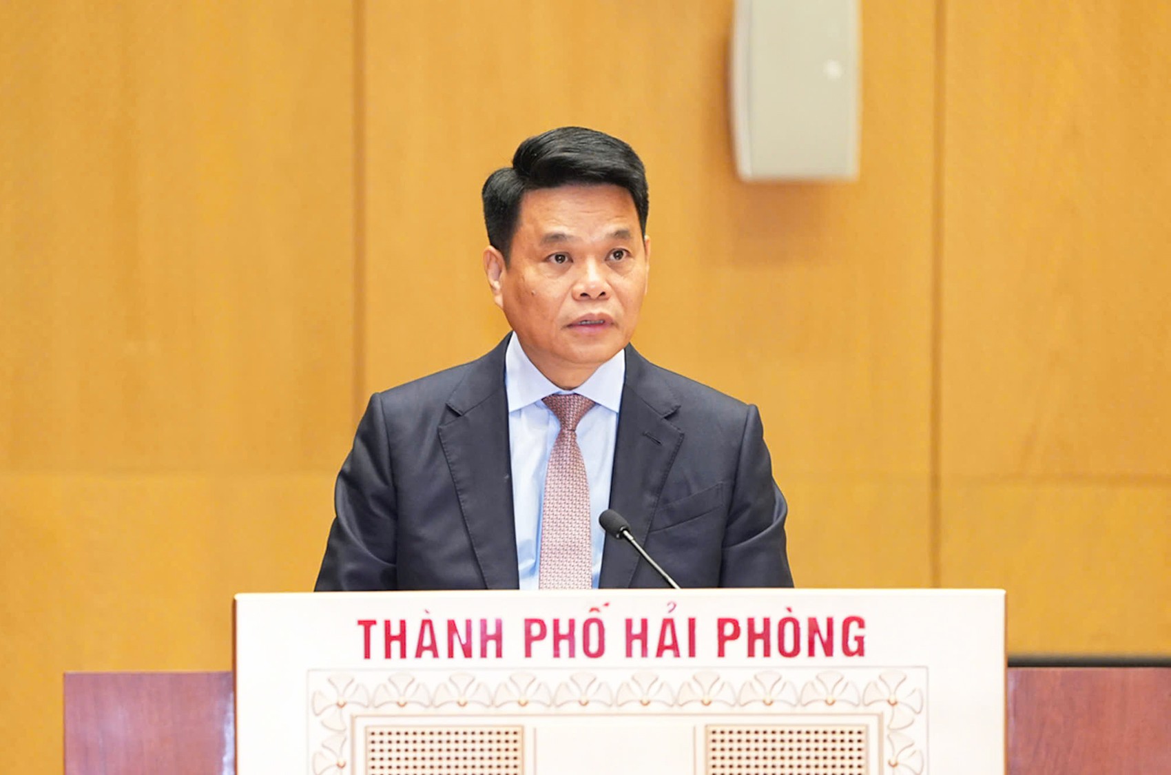 Chủ tịch UBND thành phố Hải Phòng Lê Ngọc Châu báo cáo tại kỳ họp. Ảnh: Đàm Thanh.