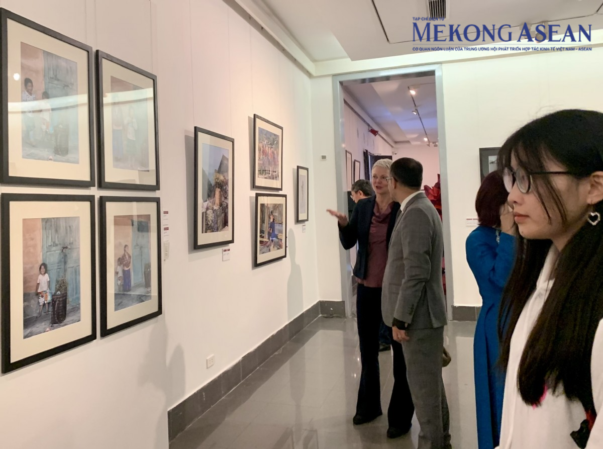 Triển lãm ảnh 'Nơi ánh mắt giao hoà' của Đại sứ Philippines tại Việt Nam