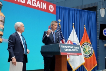 Bộ trưởng Mỹ đề xuất lắp xà đơn và khu vui chơi tại sân bay