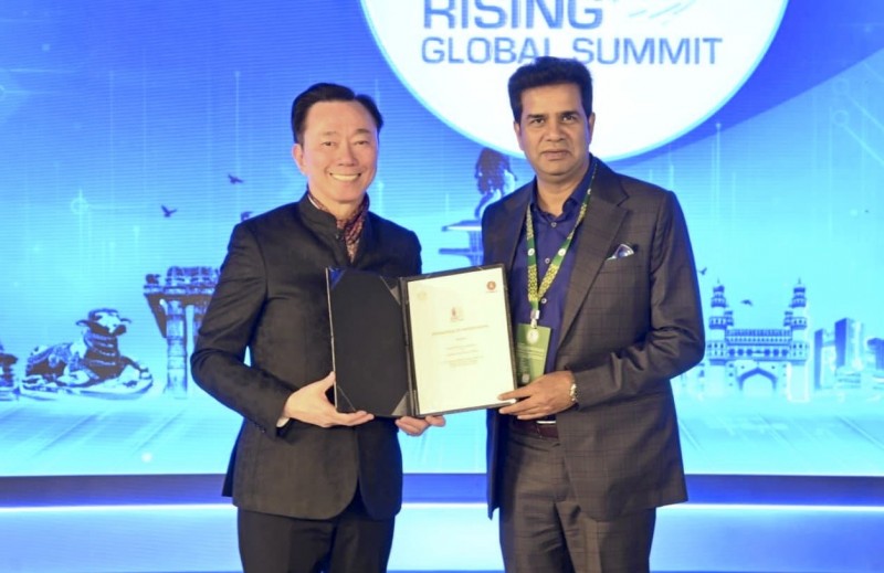 Ông Phạm Sanh Châu (trái), Tổng Giám đốc Vingroup Châu Á kiêm Tổng Giám đốc VinFast Châu Á, và ông Sanjay Kumar, Thứ trưởng Bộ Công thương, Chính quyền Bang Telangana, tại buổi lễ ký kết. Nguồn: VinFast.