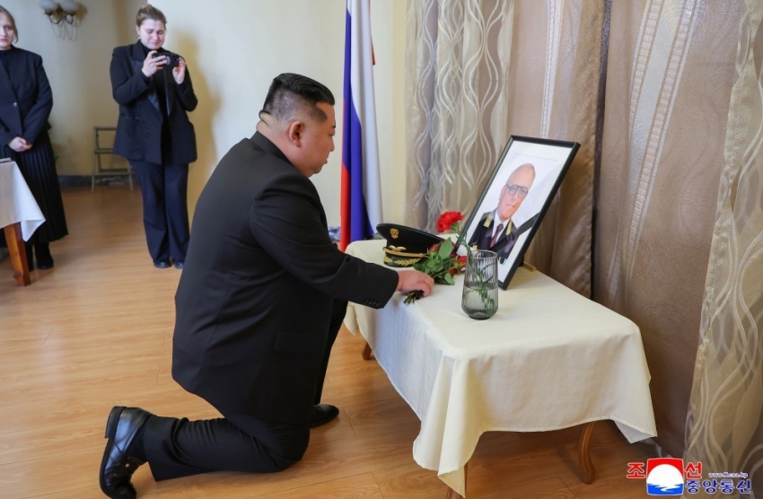 Ông Kim Jong-un đặt hoa viếng Đại sứ Nga tại Triều Tiên