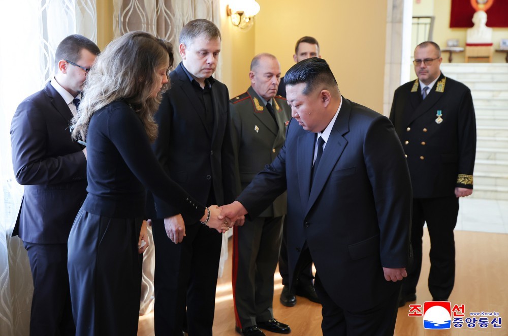 Ông Kim Jong-un đặt hoa viếng Đại sứ Nga tại Triều Tiên