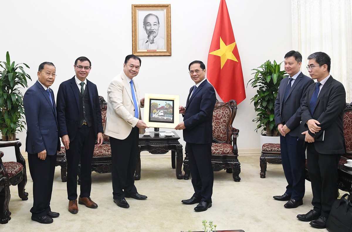 Phó Thủ tướng cũng đề nghị Tập đoàn nghiên cứu, mở rộng hợp tác với Việt Nam sang các lĩnh vực tiềm năng như tín chỉ carbon, hạ tầng năng lượng