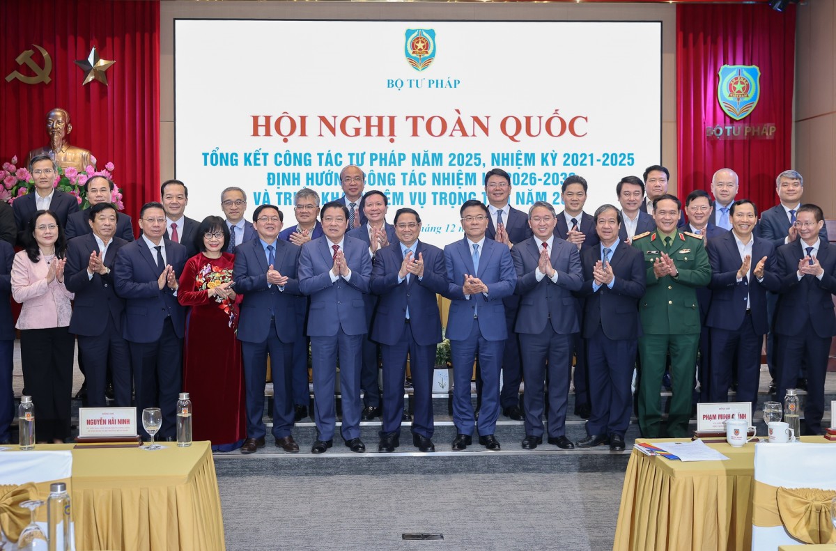 Thủ tướng: Chuyển từ 'quản lý bằng pháp luật' sang 'kiến tạo thể chế phát triển'