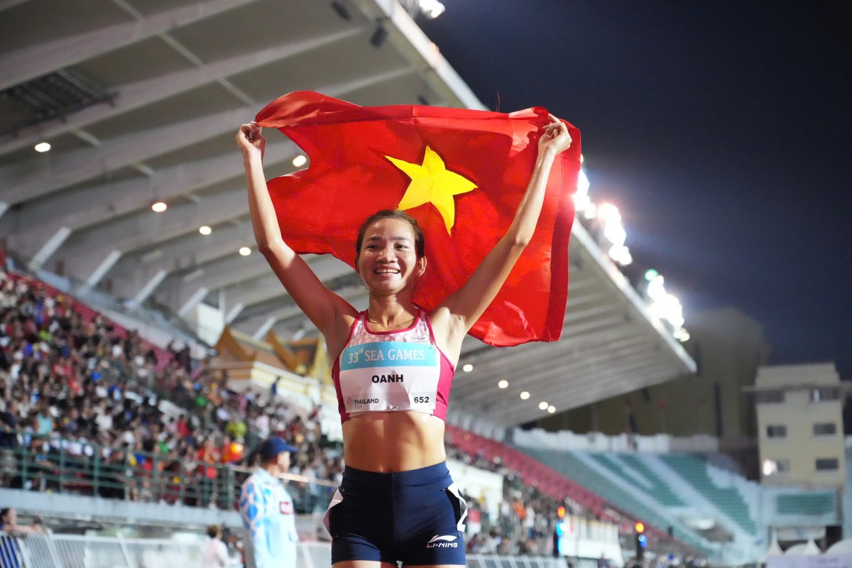 Nguyễn Thị Oanh bứt tốc cự ly chạy 5.000 m, chạm mốc 13 HCV SEA Games