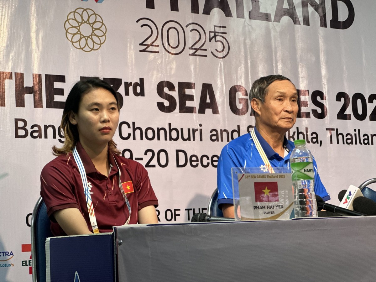 Tiền đạo Phạm Hải Yến và HLV Mai Đức Chung. Ảnh: VFF