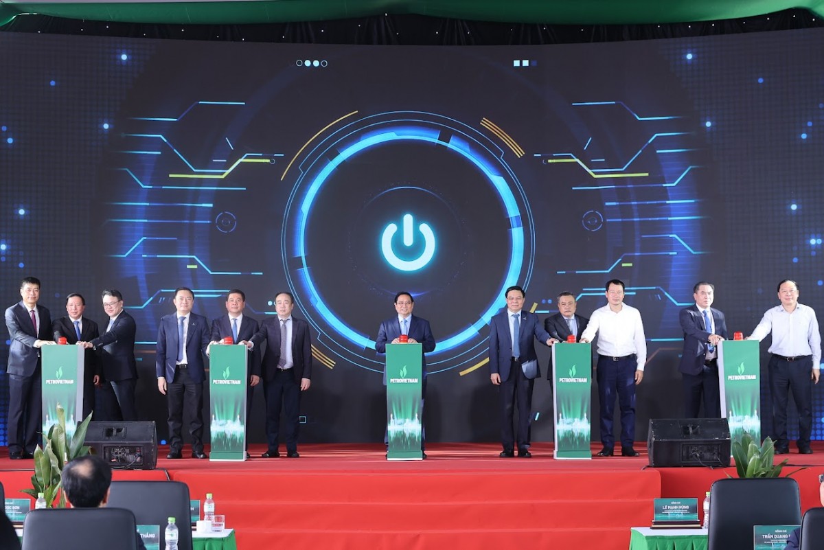 Thủ tướng và các đại biểu nghi thức bấm nút khánh thành Nhà máy điện Nhơn Trạch 3 và Nhà máy điện Nhơn Trạch 4. Ảnh: VGP.