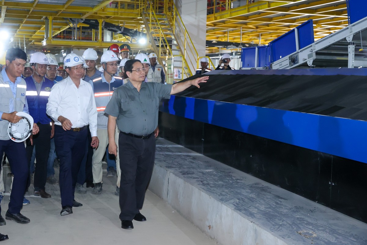 Thủ tướng thị sát khu vực băng tải hành lý trong nhà ga. Ảnh: VGP.