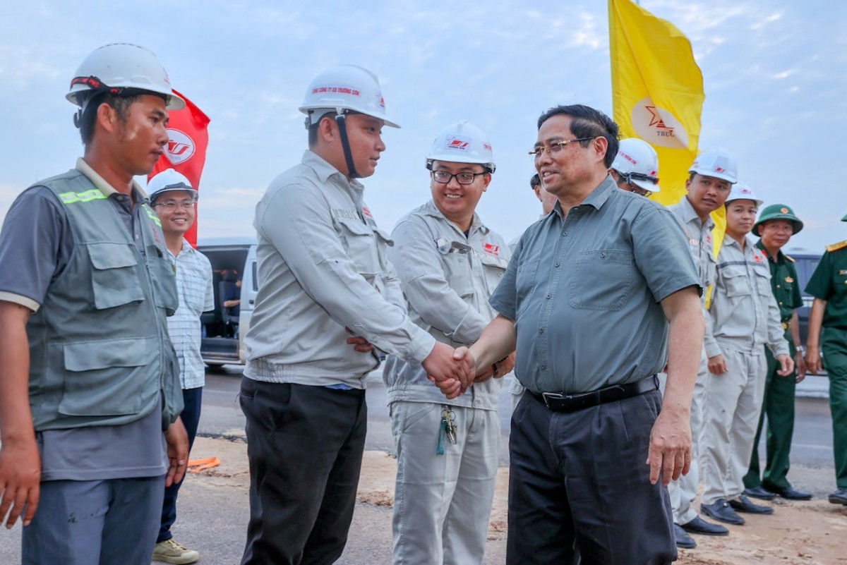 Thủ tướng Phạm Minh Chính kiểm tra, động viên các lực lượng tham gia triển khai dự án đường cao tốc, đường kết nối với sân bay - Ảnh: VGP
